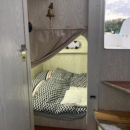 Bateau-Gite Sur Le Halage De La Mayenne L'Huisserie Zewnętrze zdjęcie