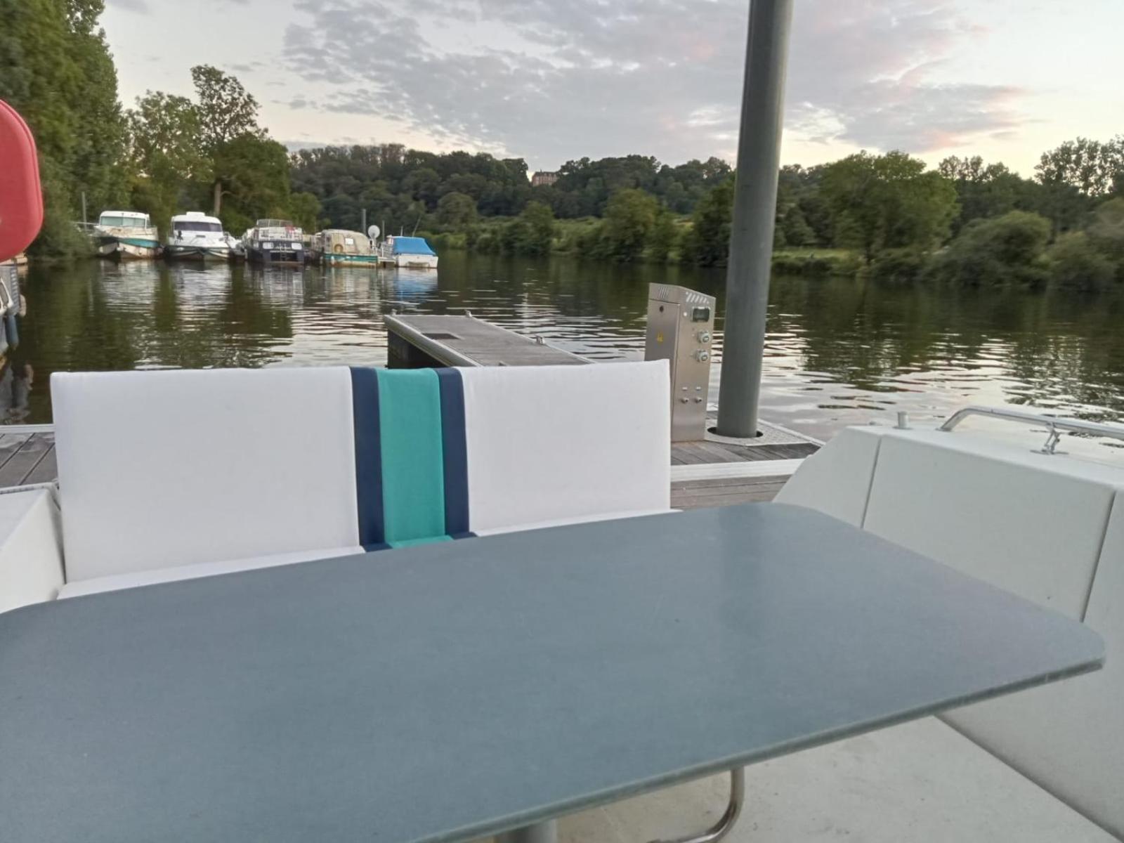 Bateau-Gite Sur Le Halage De La Mayenne L'Huisserie Zewnętrze zdjęcie